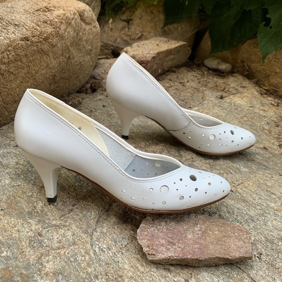 White Leather Women's Shoes Size 6.5 Classic Career Cutout Clean Quiet Luxury - Picture 2 of 7